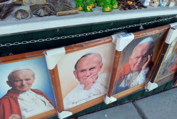 Calendarios, postales, camisetas, tazas, plumas, libros de oraciones, lámparas, estatuillas, bustos en miniatura, monedas, llaveros, cojines, imanes para el refrigerador, relojes, rosarios y más, fueron de esas figuras que acapararon la atención durante varios días.