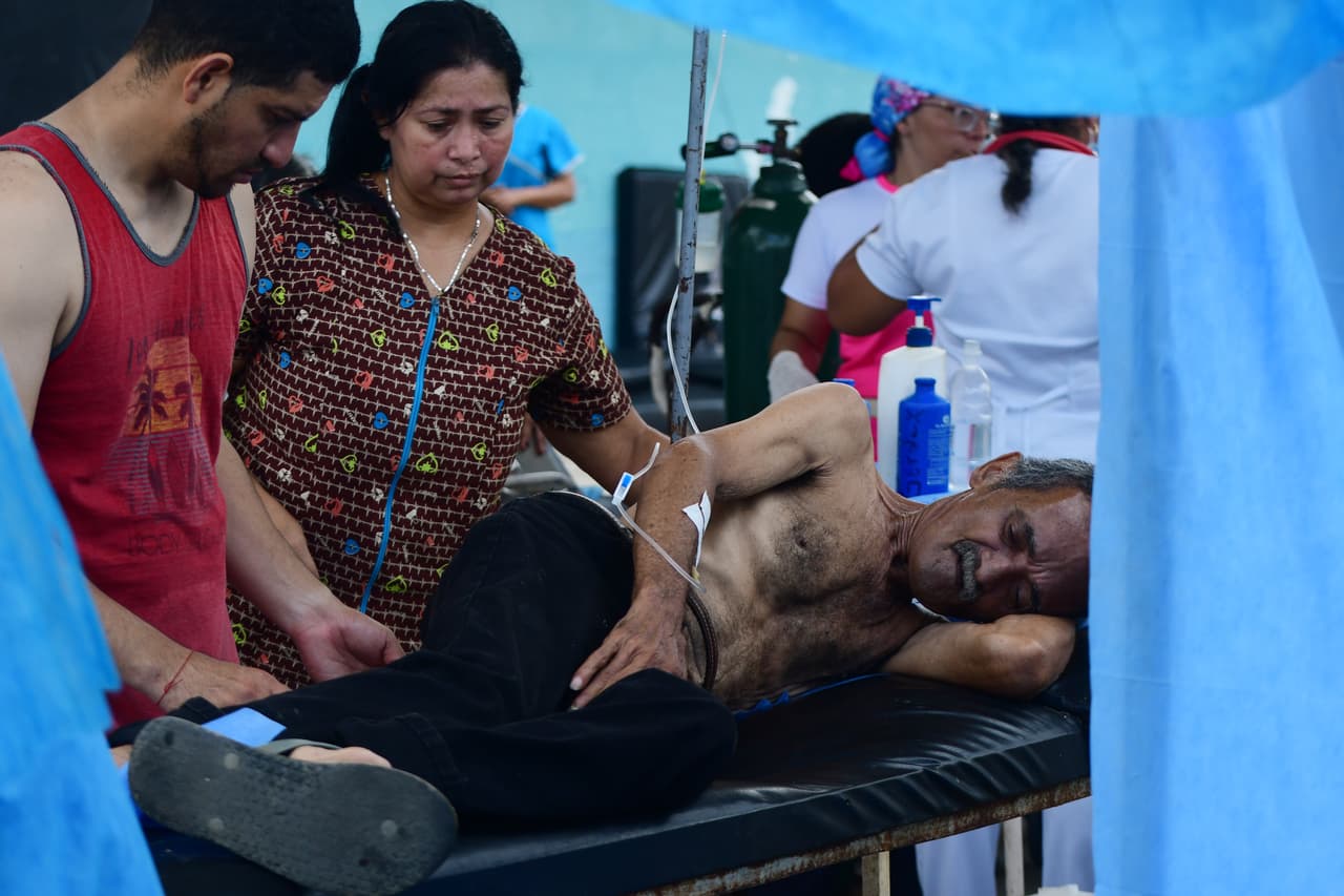 Familiares acompañan a un hombre herido en el hospital de Morón, cerca del epicentro de los dos terremotos que azotaron Venezuela el día anterior.