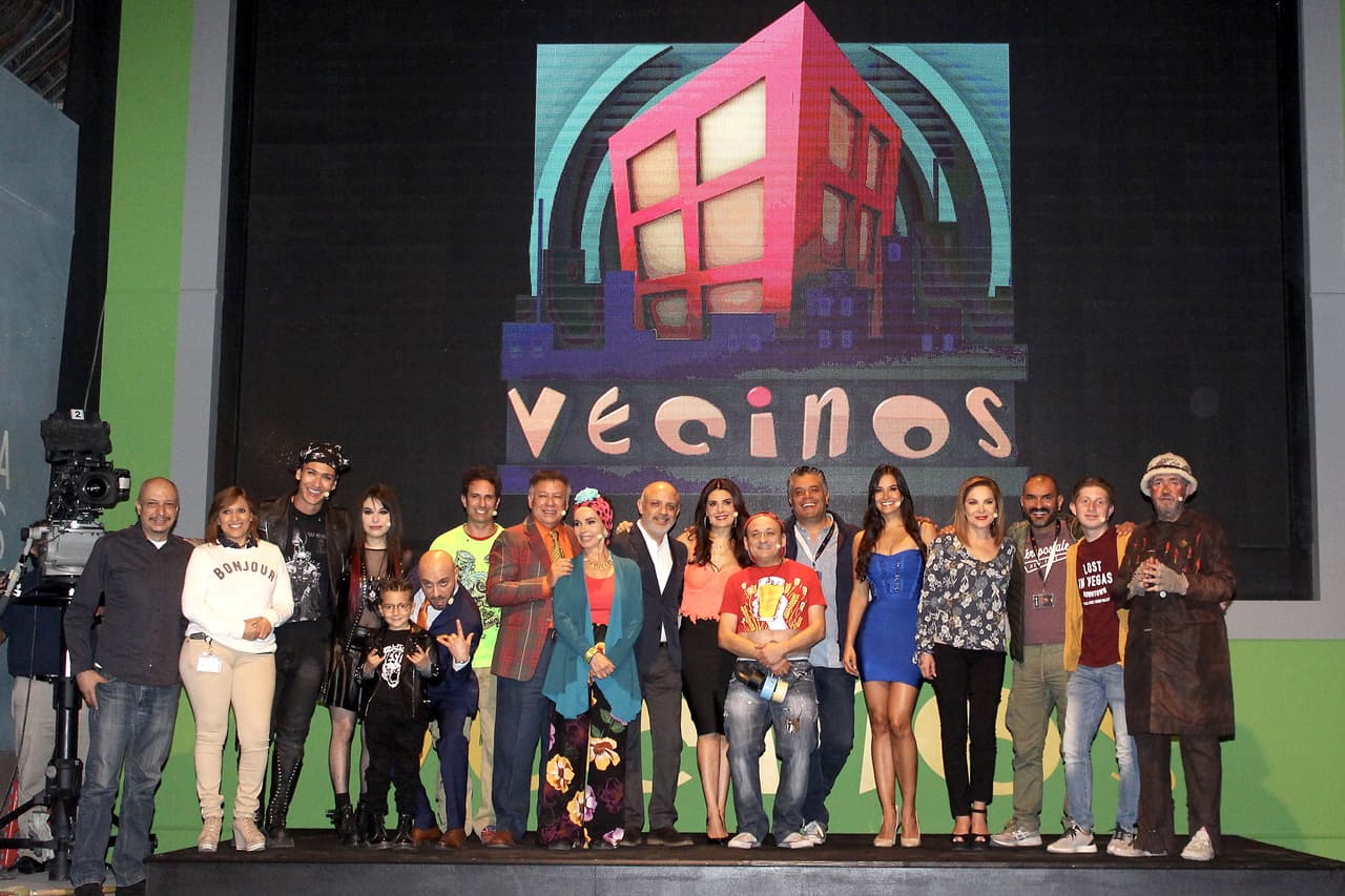 'Vecinos' es una serie de televisión mexicana que se transmitió por primera vez el 10 de julio de 2005 con las actuaciones protagónicas de Mayrín Villanueva, Macaria, César Bono, Eduardo España, Manuel 'El Flaco' Ibañez, Pablo Valentín, Darío Ripoll, Octavio Ocaña y el fallecido Polo Ortín.