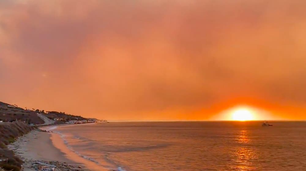 El 
<b><a href="https://www.univision.com/local/los-angeles-kmex/incendio-franklin-duplica-tamano-mantiene-ordenes-de-evacuacion-amenaza-estructuras-en-malibu" target="_blank">Franklin Fire había quemado casi 4,000 acres</a></b> hasta el miércoles 11 de diciembre y estaba contenido solo en un 7%, según CalFire. Fuertes vientos impulsaron la rápida propagación de las llamas que arrasaron Malibú el martes 10 y seguían causando estragos en la zona.