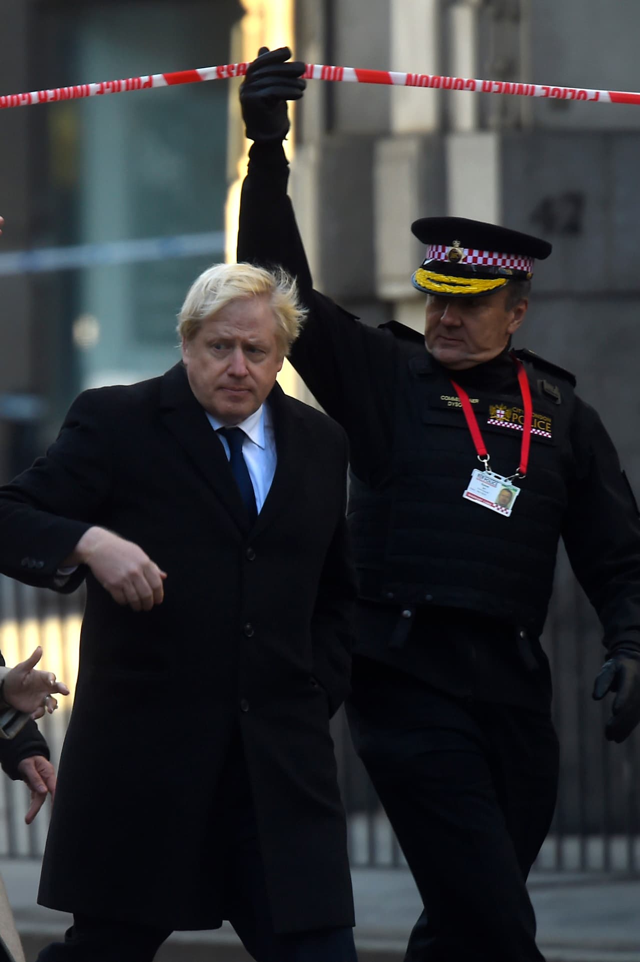 El primer ministro Boris Johnson elogió la valentía de los ciudadanos: "Quiero rendir homenaje a la extraordinaria valentía de aquellos miembros del público que intervinieron físicamente para proteger la vida de los demás, les agradezco en nombre de todo nuestro país", dijo en conferencia de prensa.