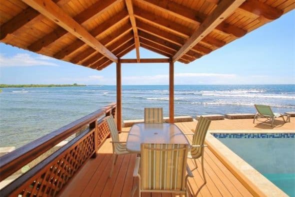 Está a tan solo seis minutos en barco desde el municipio de Salinas. Tiene una sola casa que cuenta con tres habitaciones. La misma funciona solo con energía solar. (Fotos: http://puertoricosothebysrealty.com/)