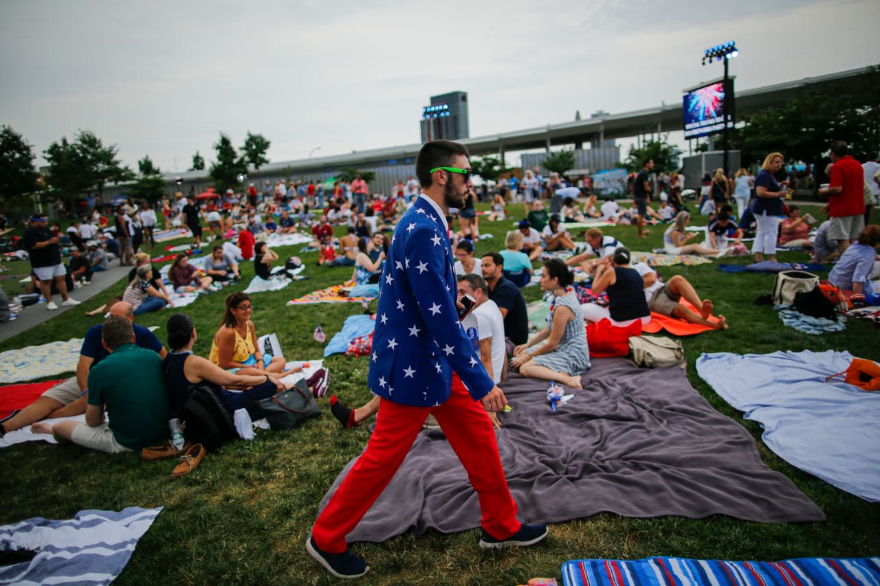 NEW YORK, NY - JULY 04: People arrive to see the Macy's Fourth of July Fireworks from Hunter Point Park on July 4, 2018 in New York City. (Photo by Eduardo Munoz Alvarez/Getty Images)