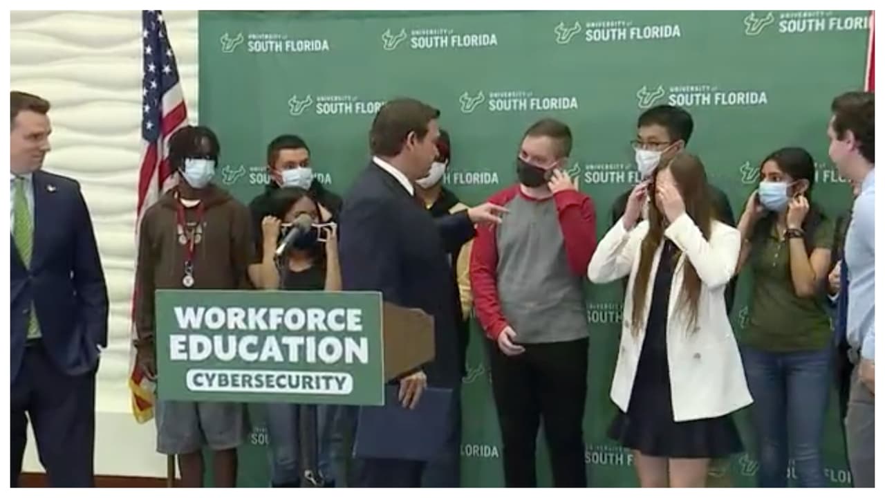 “Esto es ridículo”: gobernador de Florida reprende a estudiantes por llevar puesta la mascarilla