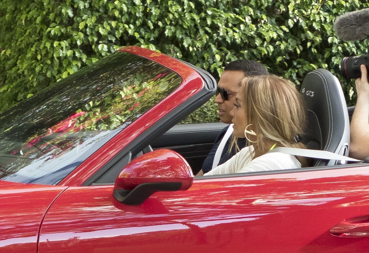 El pasado mi´ercoles, A-Rod sorprendió a JLo con este Porsche Carrera, valorado en 133 mil dólares.