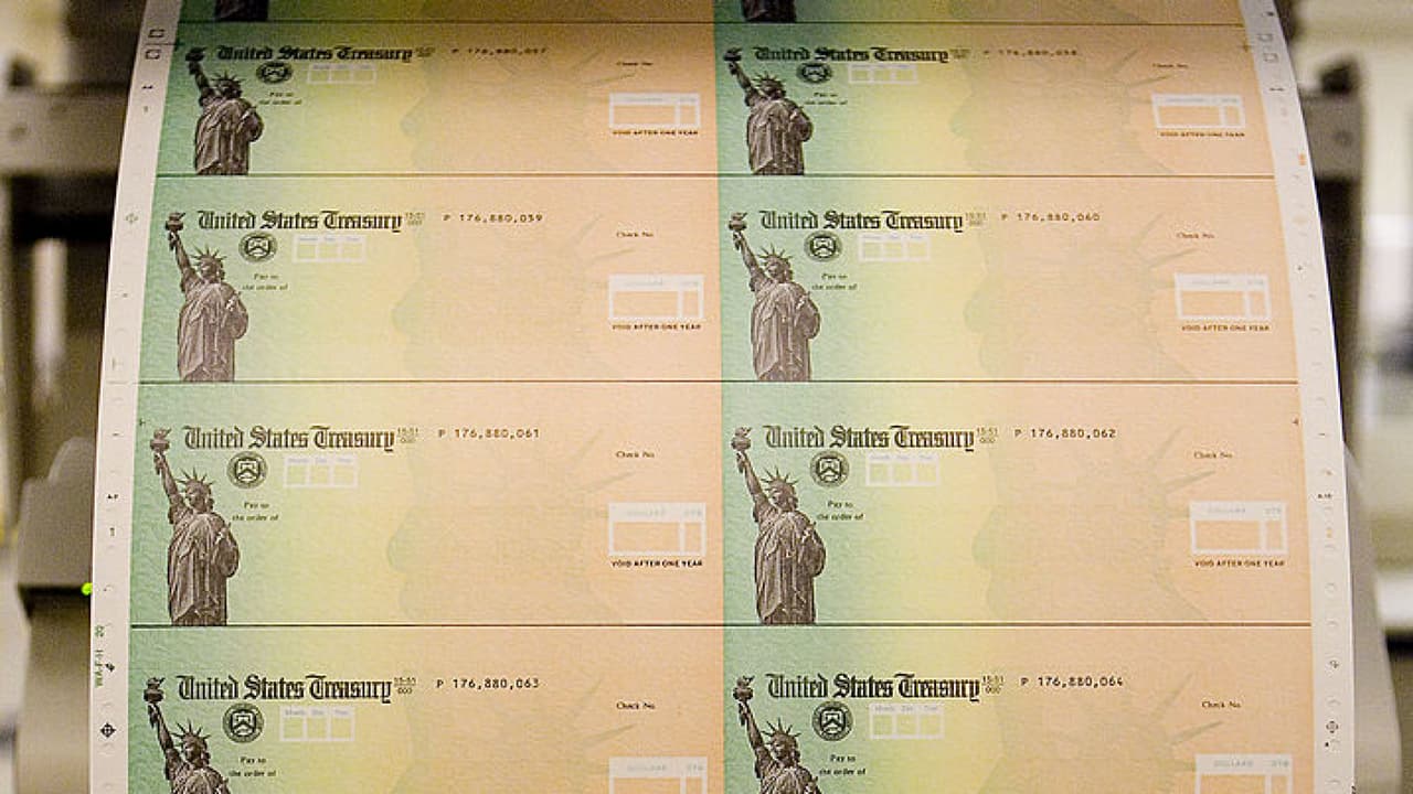 Familias de 4 podrían recibir $5,600 en el tercer cheque de estímulo económico dice un experto 