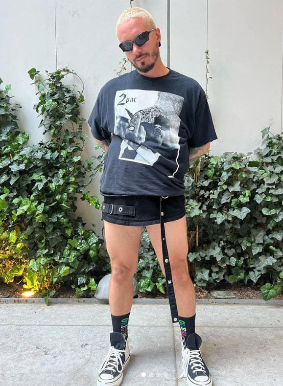 Los comentarios, críticas y memes sobre su apariencia no se hicieron esperar, incluso 
<b><a href="https://www.univision.com/famosos/christian-nodal-nuevo-look-flores-fotos">lo compararon con J Balvin</a></b>,
<b> </b>quien se caracteriza por utilizar coloridas cabelleras.
<br>