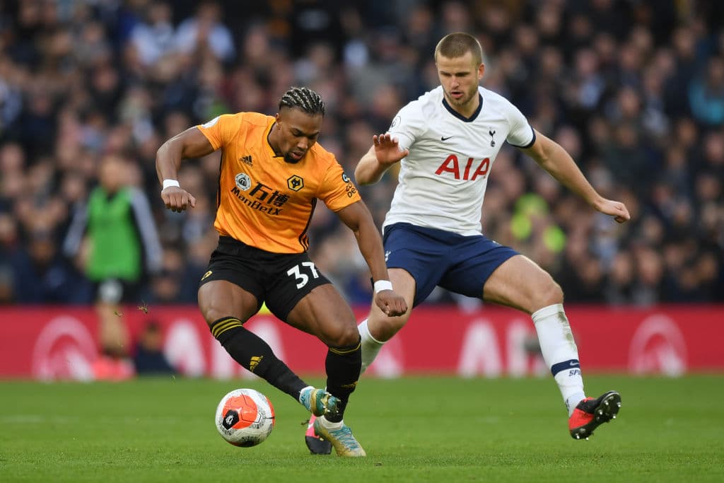 Adama Traore batalla con Eric Dier por el balón.