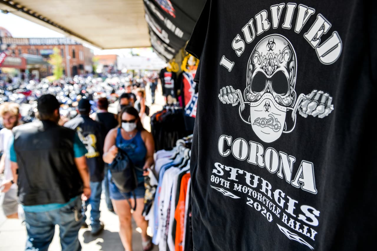 “Al diablo con el covid” y “Sobreviví al coronavirus”, se leía en los estampados de algunas camisetas que fueron comercializadas durante el encuentro.