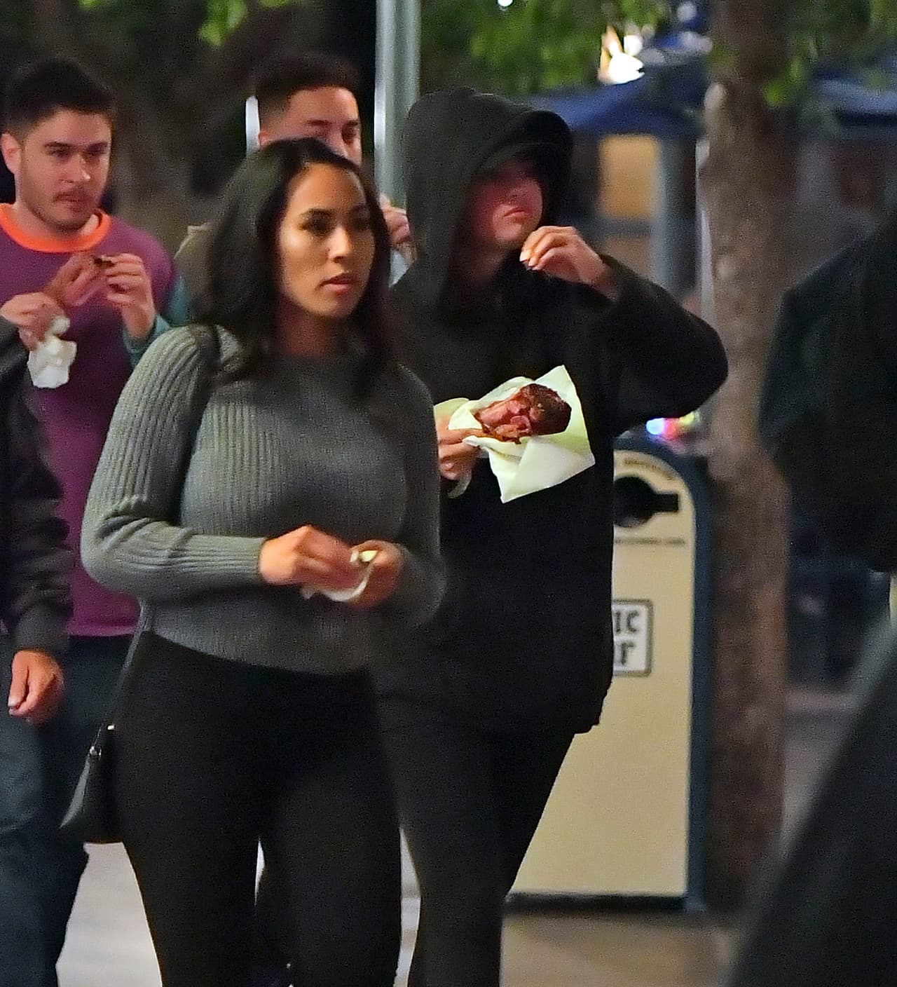 Del parque no salió sin comer. La cantante fue sorprendida saboreando uno de los enormes muslos de pavo que venden en el lugar.