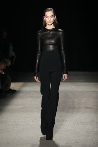 Narciso Rodríguez combinó el negro con dos texturas. El cuero es otro de los 'must have'.