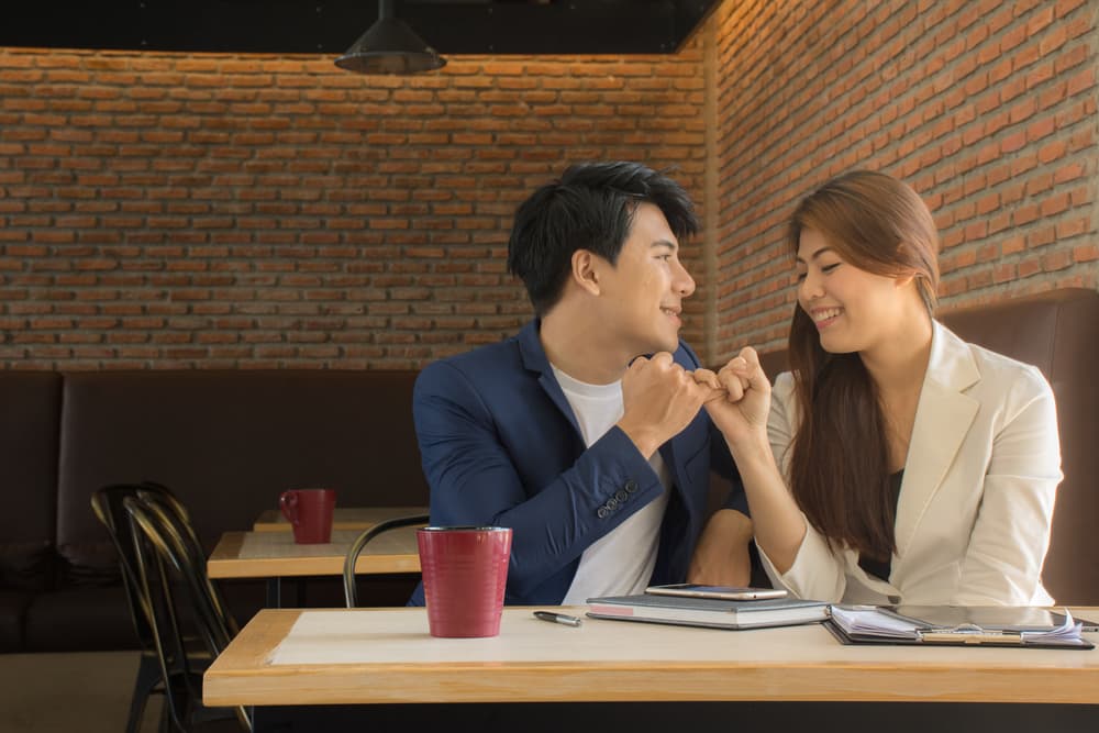 Después del día 10 hay un tono intenso. Es momento de la declaración. Si querías iniciar algo nuevo con una persona que te daba vueltas pero no te decidías, hazlo, si te dice que no, pues habrás salido de dudas, pero lo más factible es que sí.
<br>