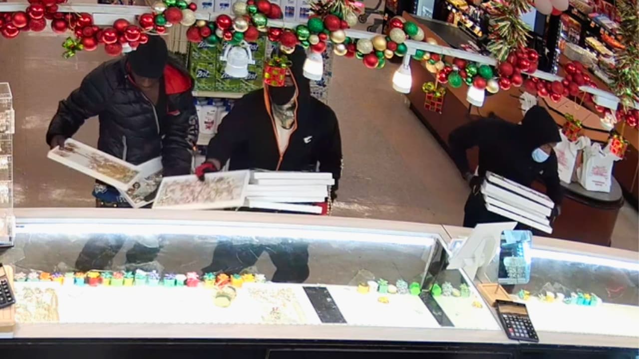 Según el informe oficial, 
<b>los sospechosos huyeron del lugar en un vehículo no identificado.</b> Afortunadamente, no hubo heridos durante el incidente. El caso 
<b>está siendo investigado bajo el número de expediente 193739-2024</b>, mientras las autoridades revisan las grabaciones de las cámaras de seguridad en busca de pistas adicionales.