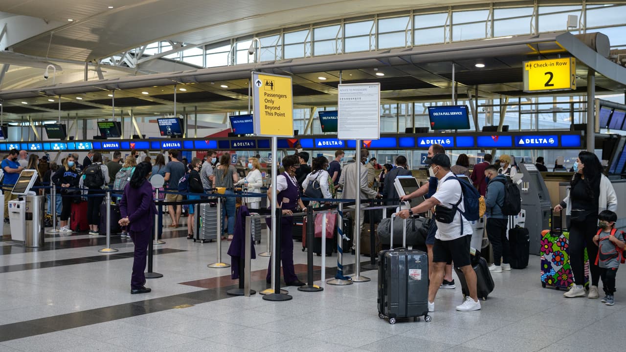 Viajeros amanecen varados en aeropuertos tras la cancelación de más de mil vuelos de Southwest Airlines