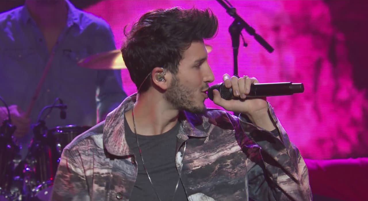 El colombiano interpretó 'No hay nadie más' y 'Traicionera'.