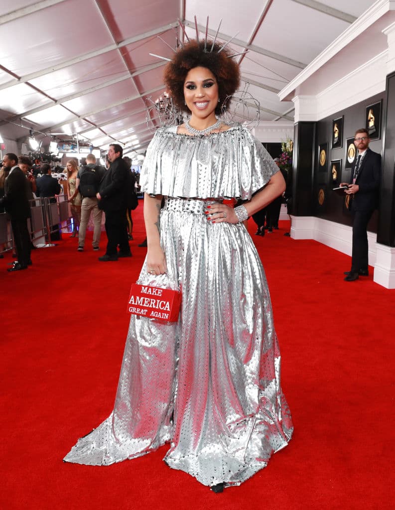 <b>Joy Villa</b> estuvo en el centro de atención de la alfombra roja de los GRAMMY 2019, por el mensaje que expresaba hasta con su forma de vestir.