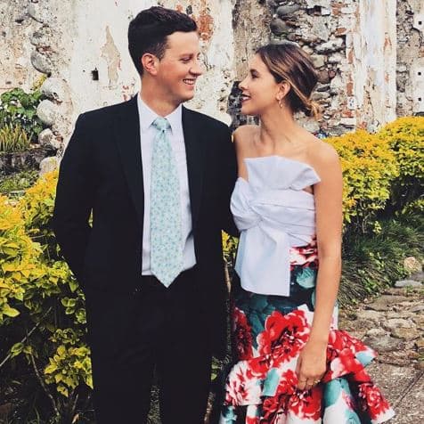 "¡Te amo! Mi socio, cómplice de travesuras (desde 1993 y hasta la fecha). El único que entiende por qué cierro los ojos cuando bailo. Mi mejor rival en el 'speedo', mi hermano", escribió la actriz junto a esta imagen.