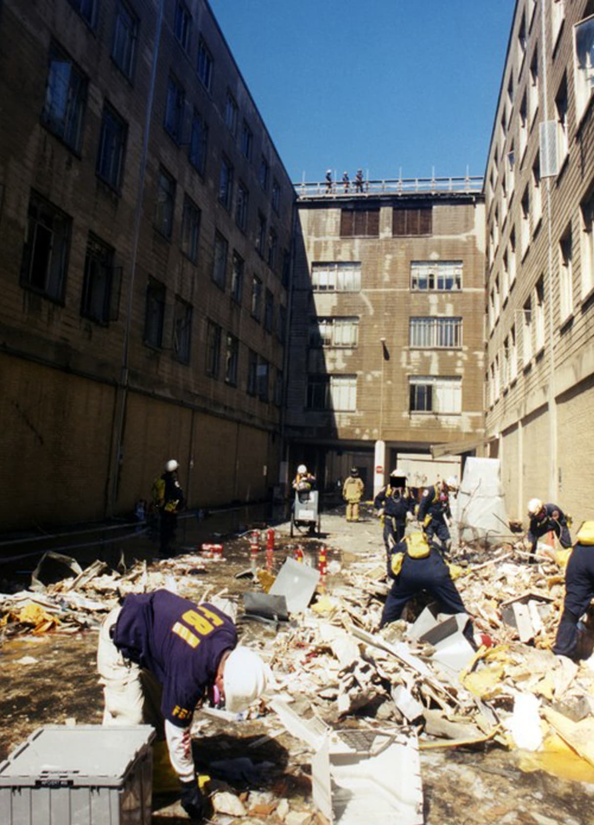 Agentes del FBI en el terreno. Antes de chocar contra la pared del Pentágono, el avión golpeó varias farolas en la calle y un generador eléctrico.