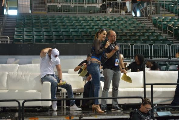 Estuvimos de stalkers tras Ninel Conde, desde los ensayos. Te invitamos a ver su recorrido por Premios Juventud 2015.