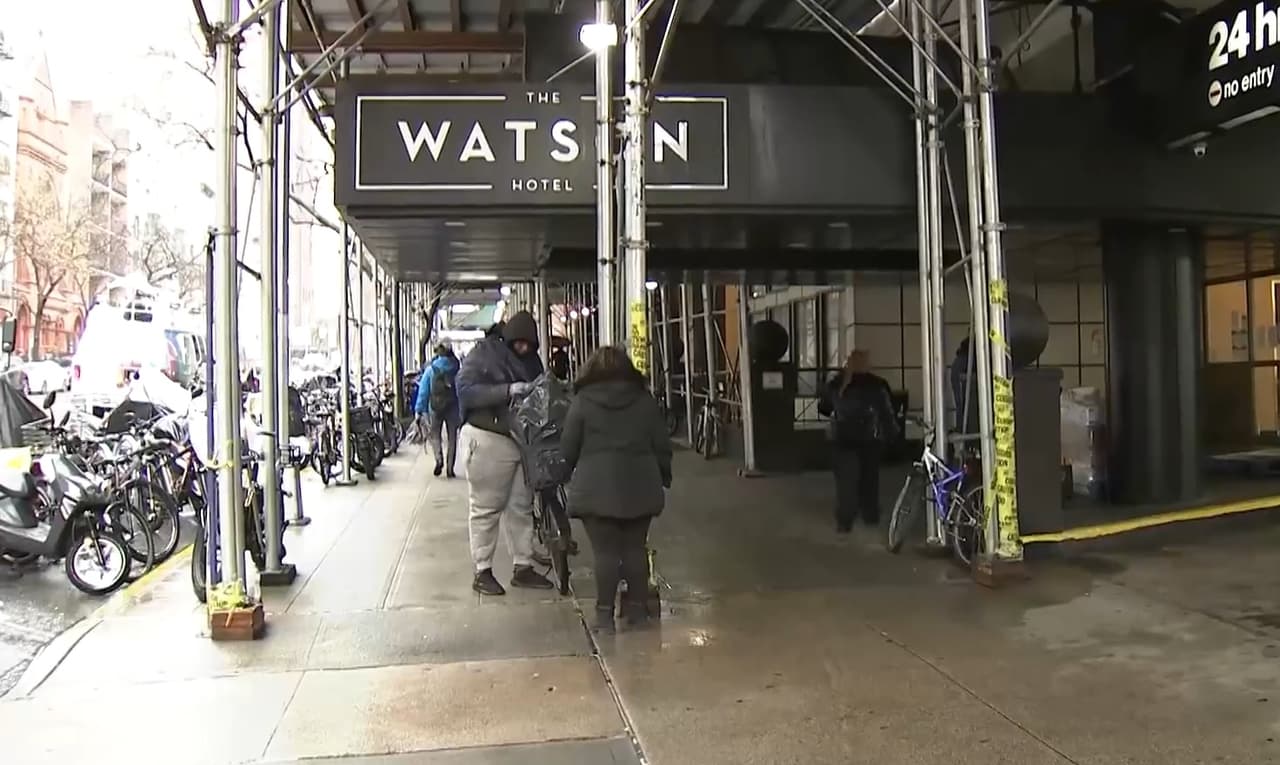 Inmigrantes se niegan a ser trasladados de hotel a refugio temporal en Brooklyn