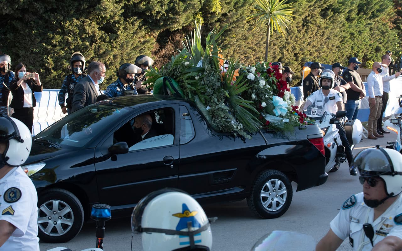 El vehículo fúnebre con decenas de flores sque transportaba el cuerpo de Maradona, a su llegada al cementerio.