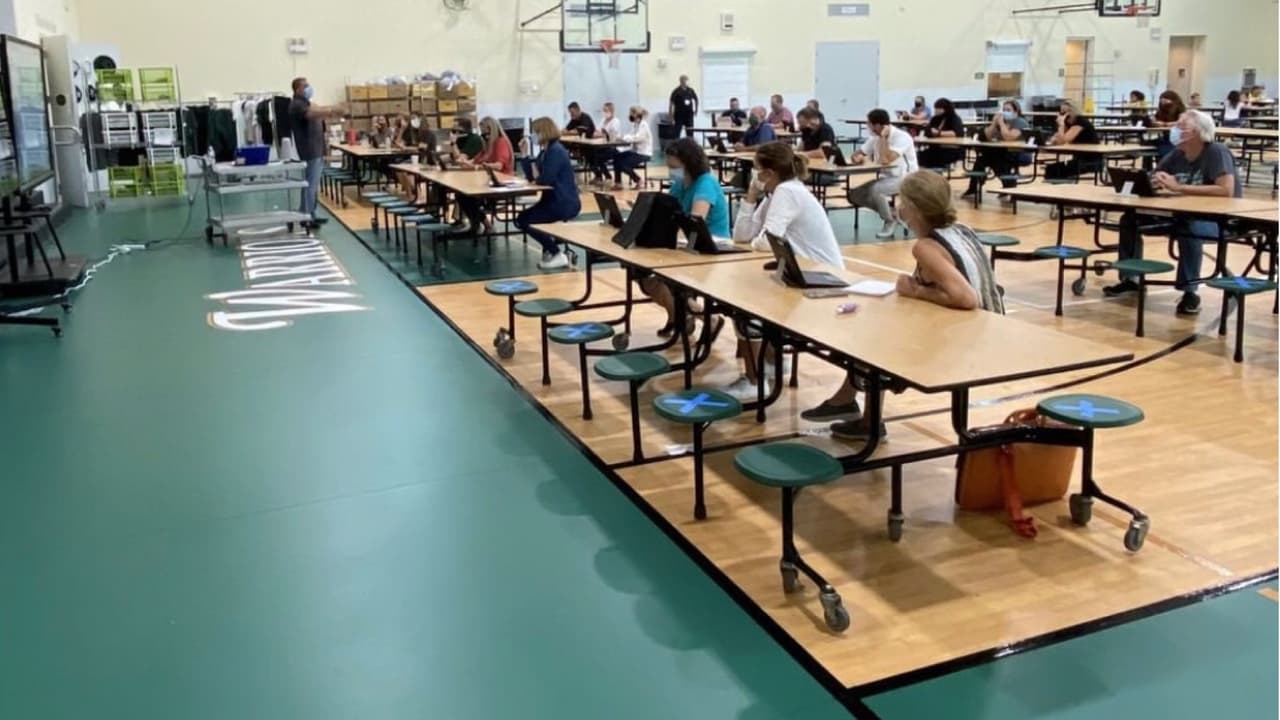 También cuentan con un modelo híbrido para los estudiantes de la escuela intermedia, para los que desean estar en el campus dos días a la semana.