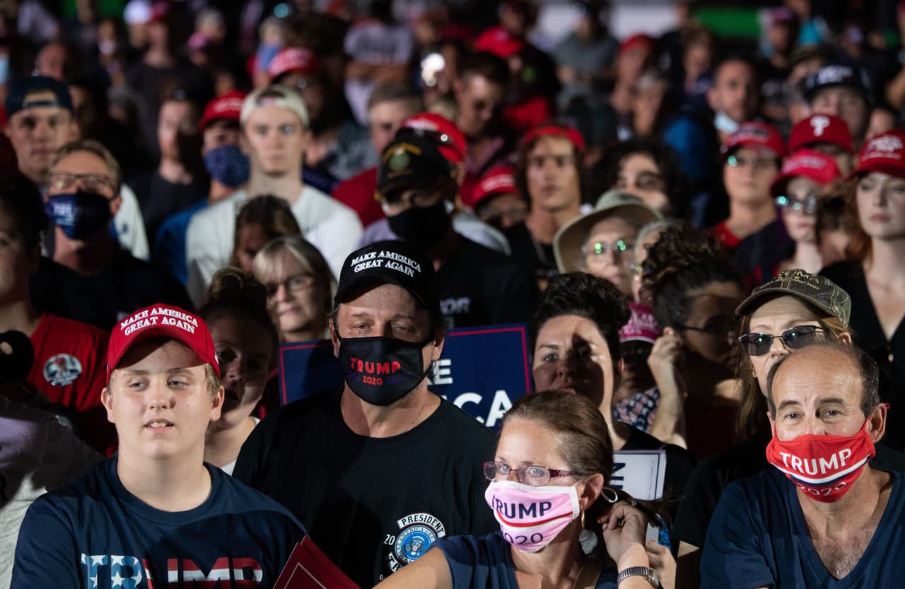 Algunos de los simpatizantes llevaron mascarillas con mensajes a favor de Trump, pero también se observó a una multitud que no tomó ninguna medida para evitar el contagio de coronavirus.