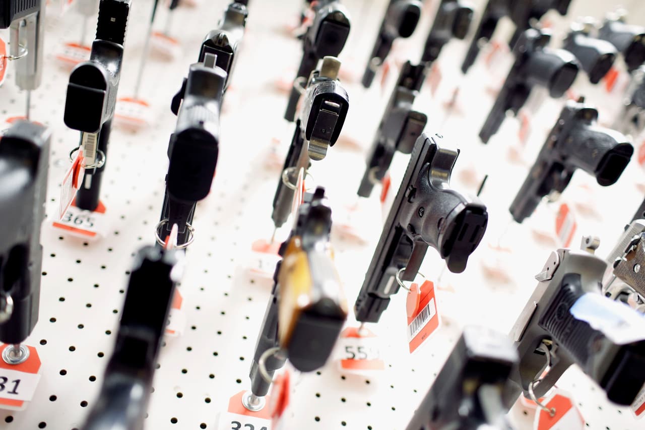 Policías revendieron más de 100 armas y algunas se incautaron en escenas de crímenes, alerta ATF  