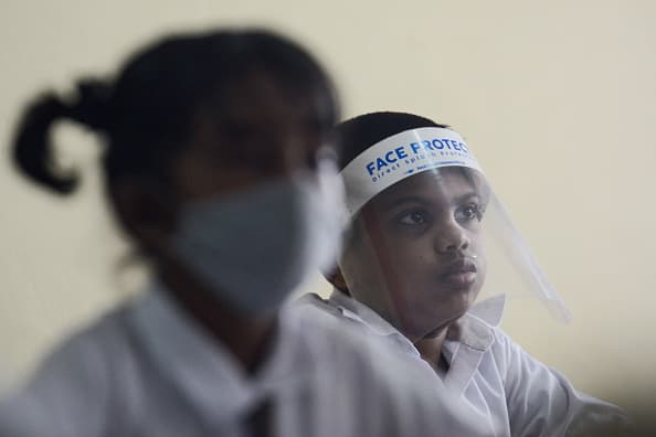 La 
<b><a href="https://www.univision.com/local/austin-kakw/padres-en-texas-podran-elegir-entre-enviar-a-sus-hijos-a-la-escuela-o-dejarlos-con-la-educacion-remota" target="_blank">guía</a></b> dada a conocer detalla que la primera decisión que deberán tomar los padres será la forma en la que desean que sus hijos reciban sus clases.