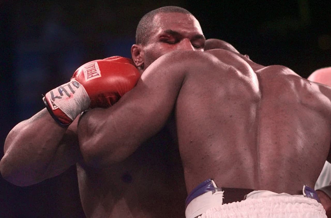 La polémica pelea con Evander Holyfield en el MGM Grand in Las Vegas. Tyson mordió dos veces a Holyfield en la oreja y la pelea fue detenida.