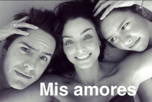 De lograrse el embarazo de Aislinn, Mauricio Ochmann se estaría convirtiendo en padre por segunda vez, pues tiene una jovencita de 13 años con quien la actriz mantiene una excelente relación.