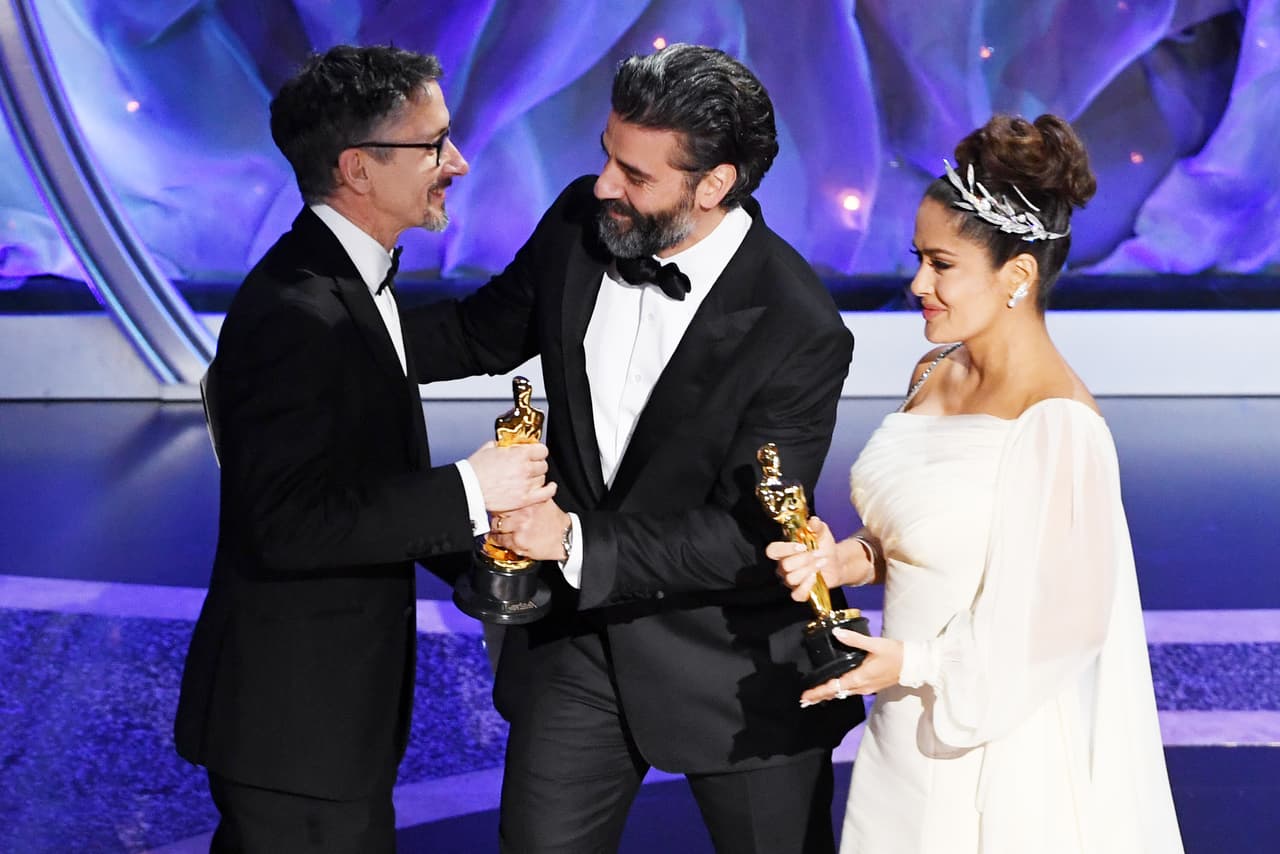 <b>Tan cerca, pero lejano</b>
<br>
<br>La actriz mexicana Salma Hayek fue invitada a subir al escenario de los premios 2020 para presentar la categoría mezcla de sonido. Junto con el actor Oscar Isaac, Hayek comenzó su participación bromeando sobre haber tenido la posibilidad de tener una estatuilla en sus manos.