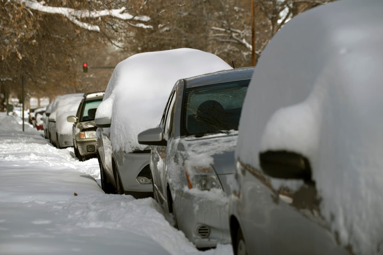 Las nevadas han dejado a algunos autos atascados en estados como California.