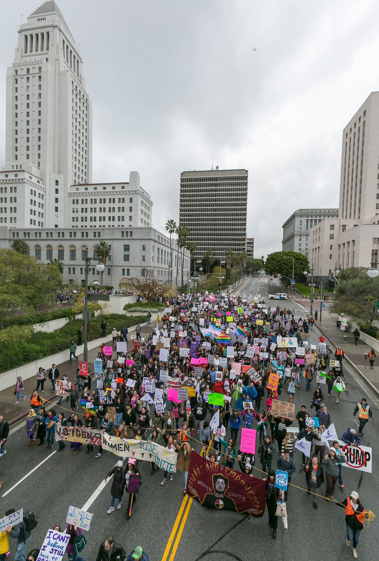 Los participantes llevaron pancartas pronunciado su rechazo a las políticas migratorias del presidente Donald Trump y promoviendo la importancia de la igualdad y los derechos civiles.