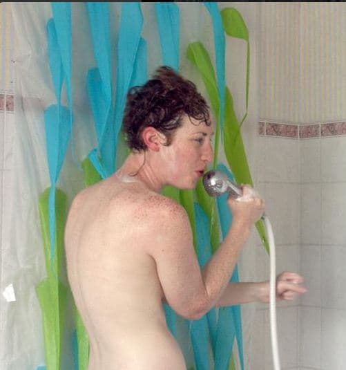 En vez de ponerte a cantar, recuerda que estás desperdiciando agua valiosa y deja el impulso musical para después.