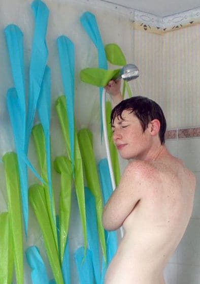 Así que debes bañarte rapidito para no quedarte atrapado en la ducha.