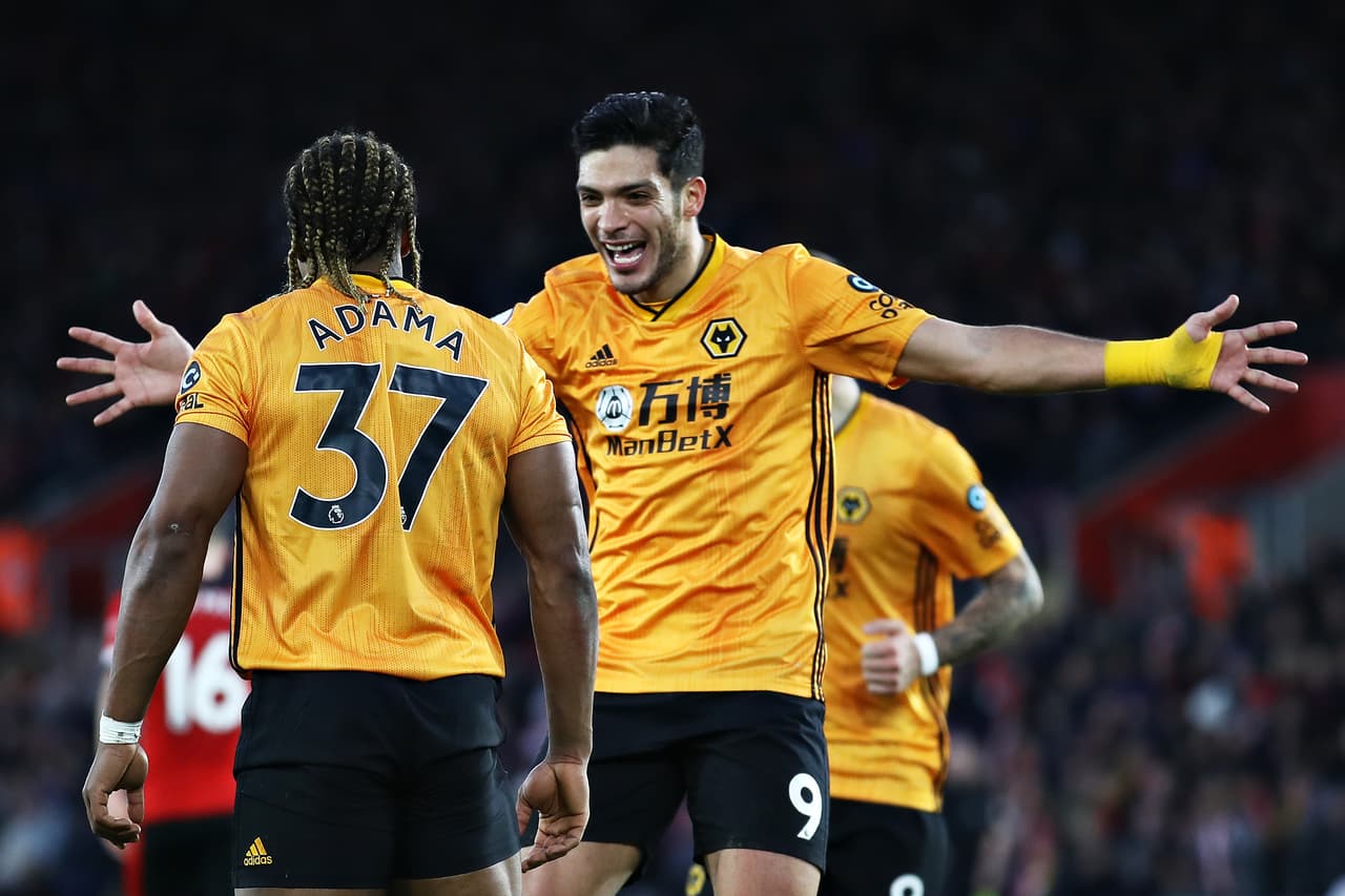 Raúl Jiménez anotando frente a Southampton con Wolverhampton.