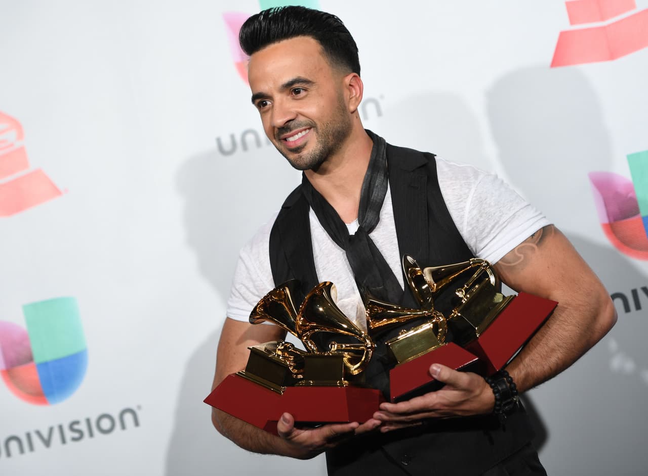 <b>Luis Fonsi</b>
<br>
<b>Gramófonos ganados: </b>4
<br>
<b>Categorías en las cuales ganó:</b>
<br>Grabación del año
<br>Canción del año
<br>Mejor Fusión/Interpretación Urbana
<br>Mejor Video Musical Versión Corta
