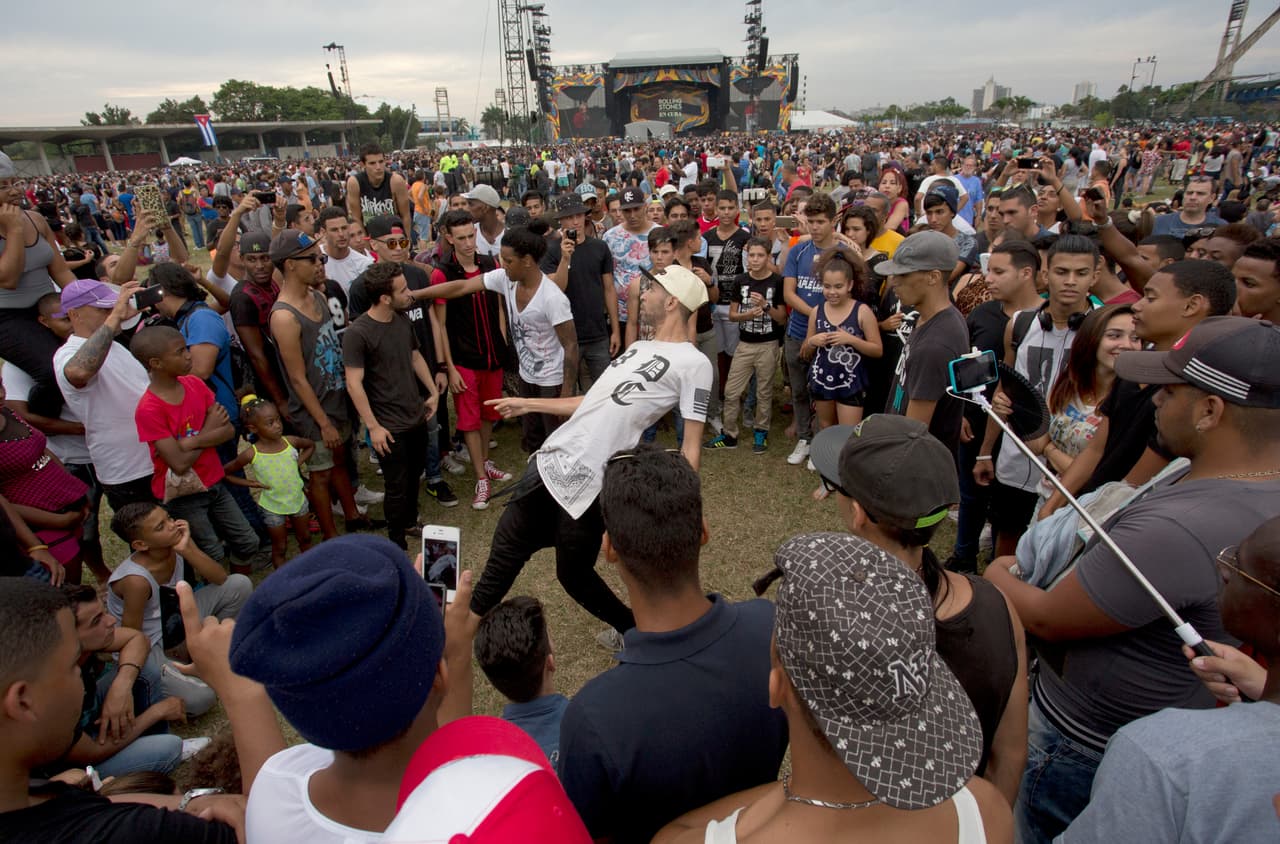 Miles de cubanos y turistas esperaron por horas a la banda británica.
