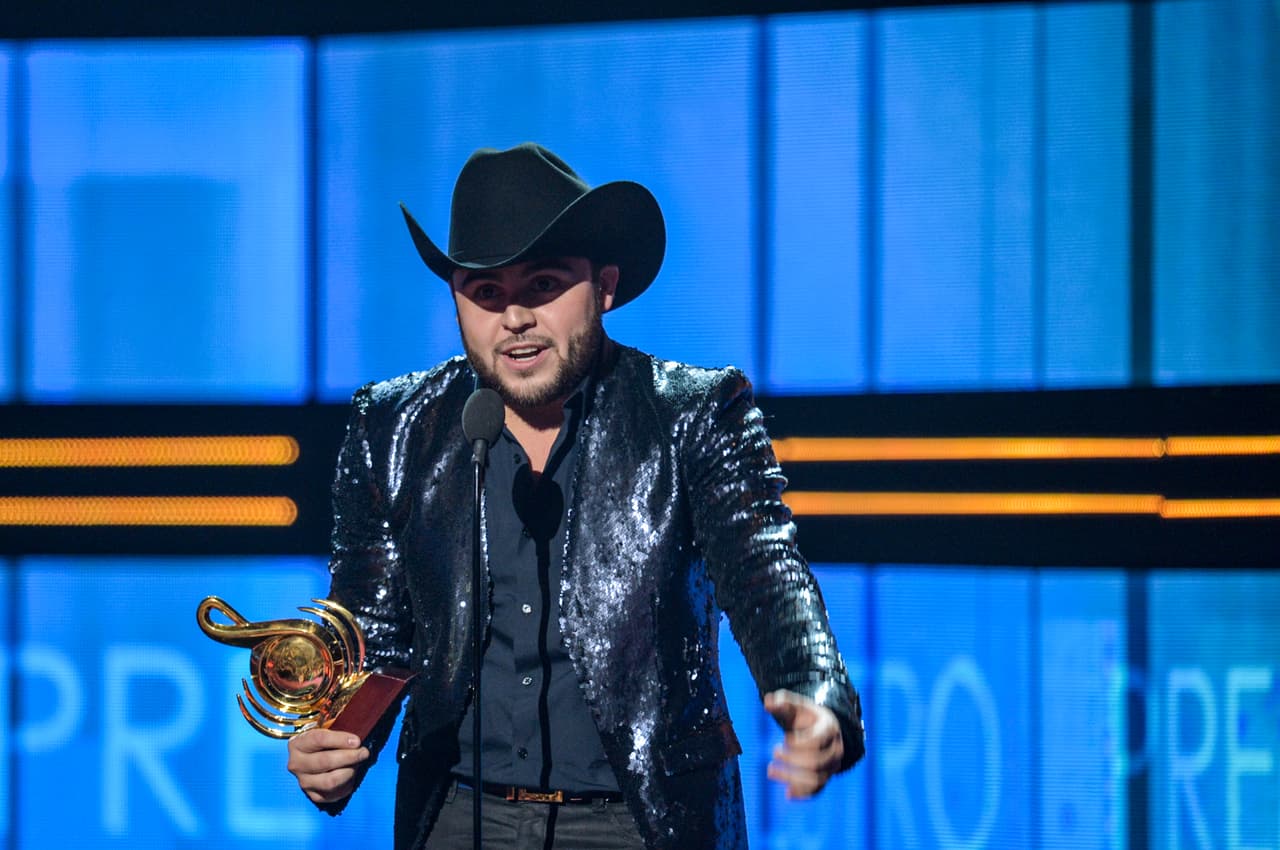 Gerardo Ortiz recibió su segundo Premio Lo Nuestro en la categoría Regional Mexicano Artista Norteño del Año.