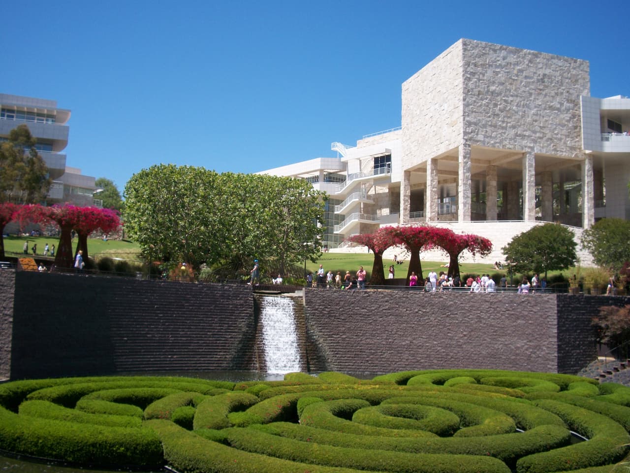<b>Getty Center</b>
<br>1200 Getty Center Dr, Los Angeles, CA 90049.
<br>Horario: 
<br>Jueves, Viernes y Domingo: 10 am a 5:30 pm 
<br>Sábado: de 10 am 8 pm
<br>Entrada: gratis. Sin embargo, tienes que pagar el estacionamiento, que cuesta 15 dólares.