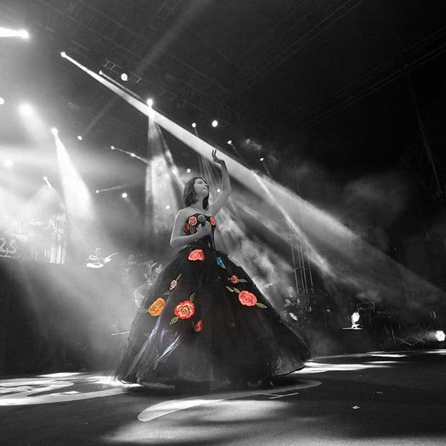 Vaya que esta pequeña heredó el buen gusto y talento de su abuelita, quien se seguramente se siente muy orgullosa de tener a una digna representante de tan corta edad como Angela.