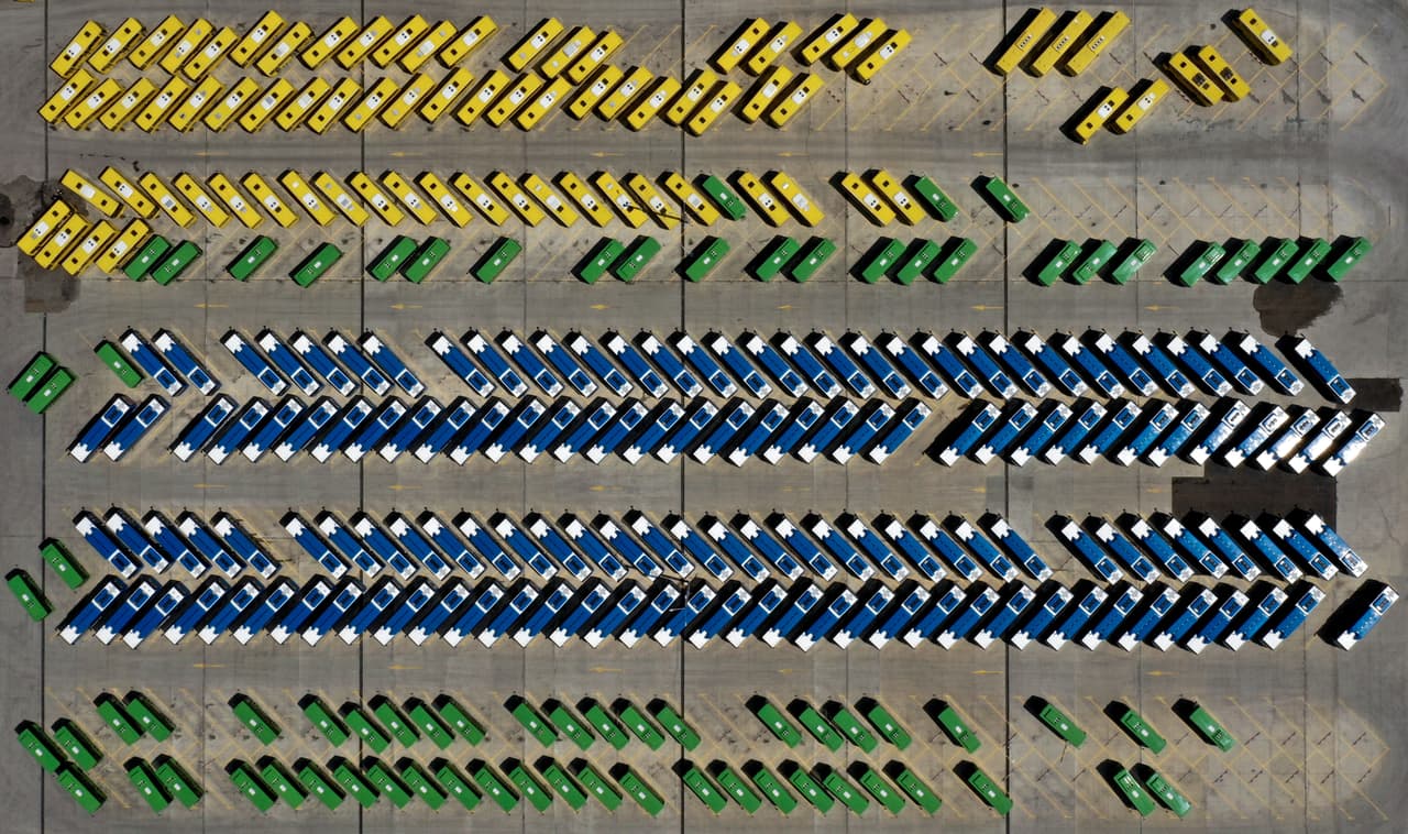 Autobuses estacionados en una terminal de Tbilisi, Georgia. 10 de abril. 
<a href="https://www.univision.com/noticias/salud/la-catedral-gotica-mas-grande-del-mundo-se-convierte-en-hospital-temporal-fotos-fotos">Vea aquí las fotografías de la catedral gótica más grande del mundo convertida en hospital temporal </a>