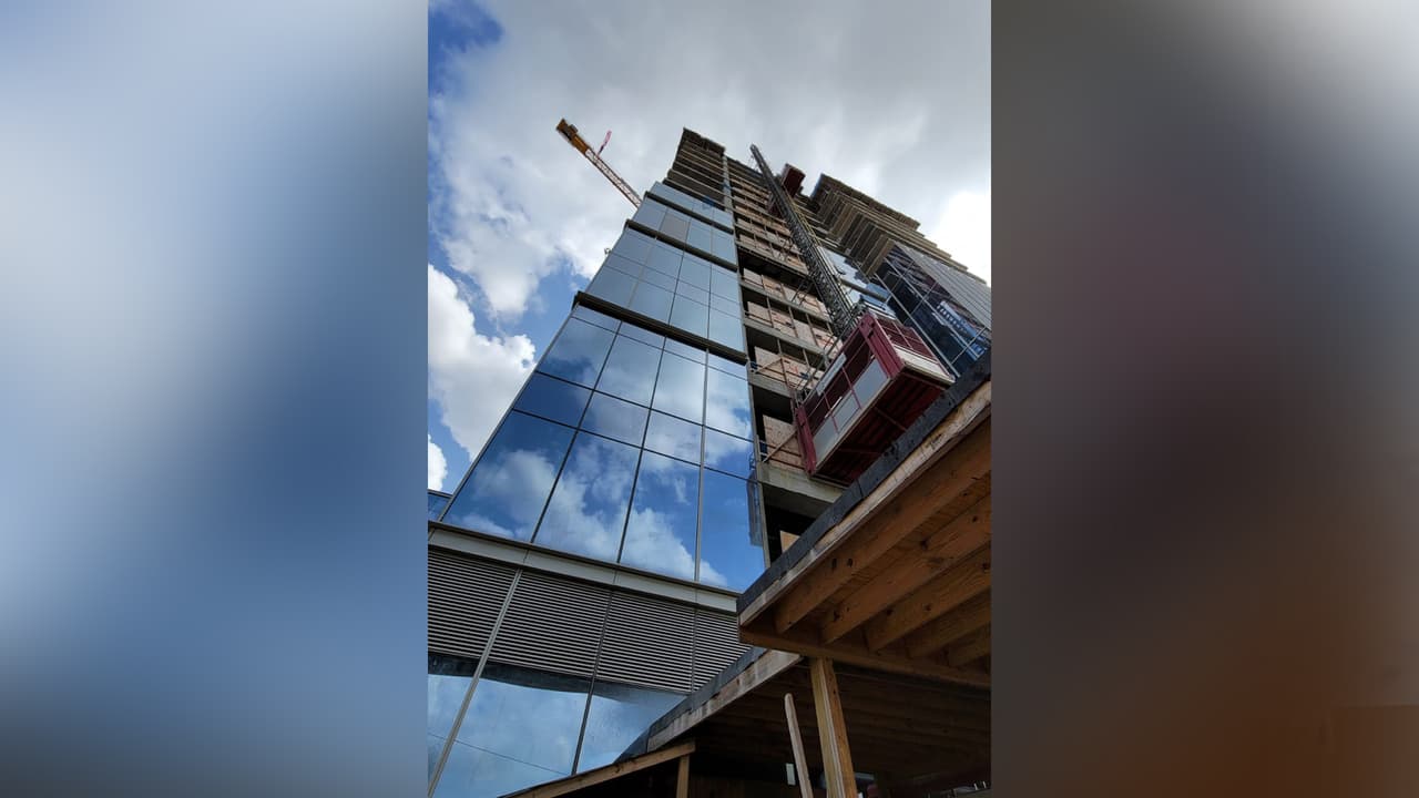 El lunes por la tarde un equipo de ingenieros evaluó el edificio para conocer el grado del daño y permitir que entre el equipo de rescatistas para recuperar los cuerpos y ver si hay más víctimas.