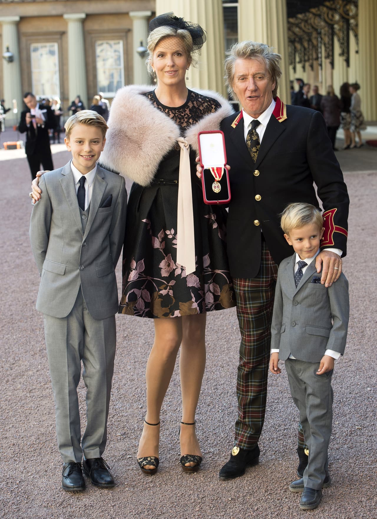 Alastair nació justo cuando Rod tenía 60 años, mientras que Aiden nació cuando el cantante cumplió los 66 años de edad.