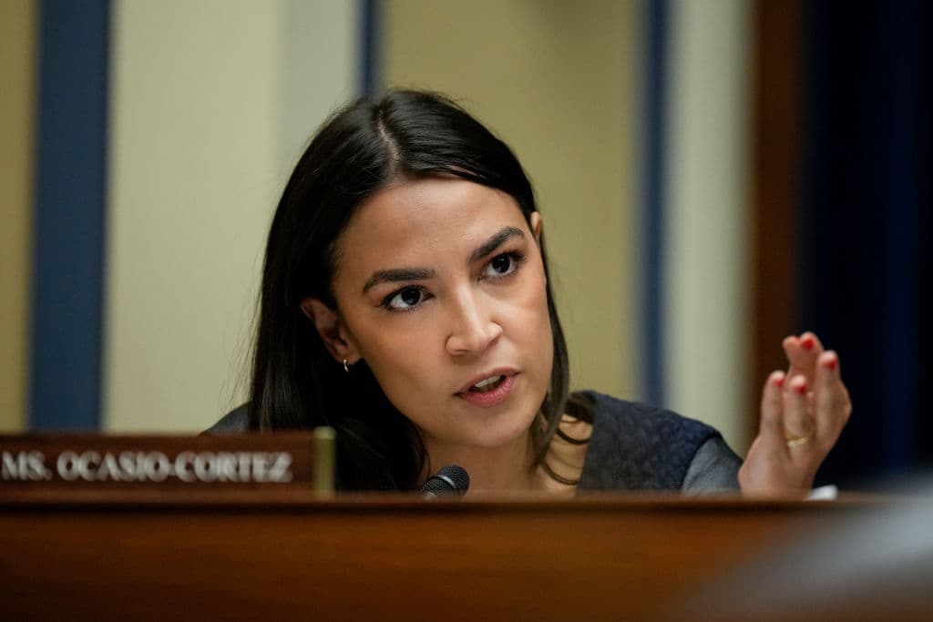 La representante Alexandria Ocasio-Cortez hace uso de la palabra durante una audiencia del Comité de Supervisión de la Cámara de Representantes.