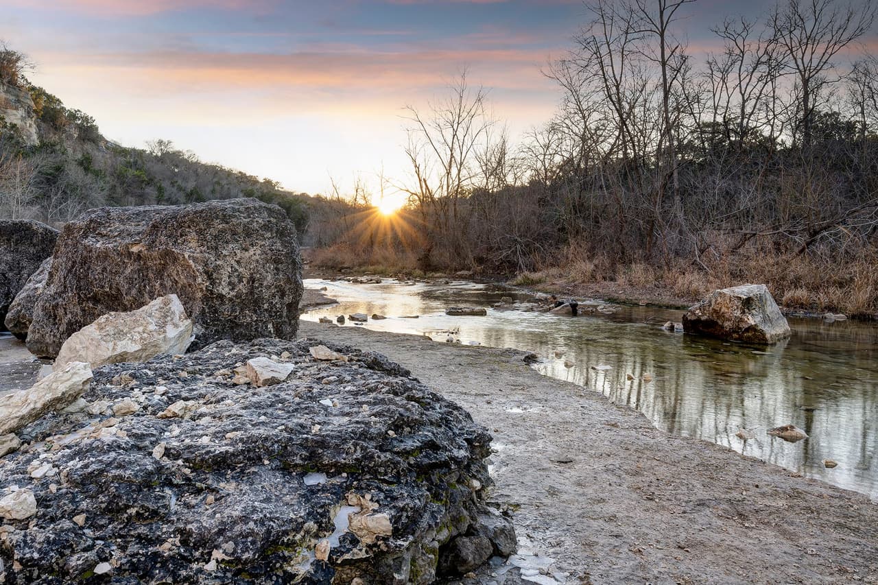 Antes de cruzar cualquier área, debes tener precuación de no entrar a propiedad privada. Debes mantenerte al borde del río. El lugar no está localizado en un parque, por lo que debe seguir las leyes estatales.
