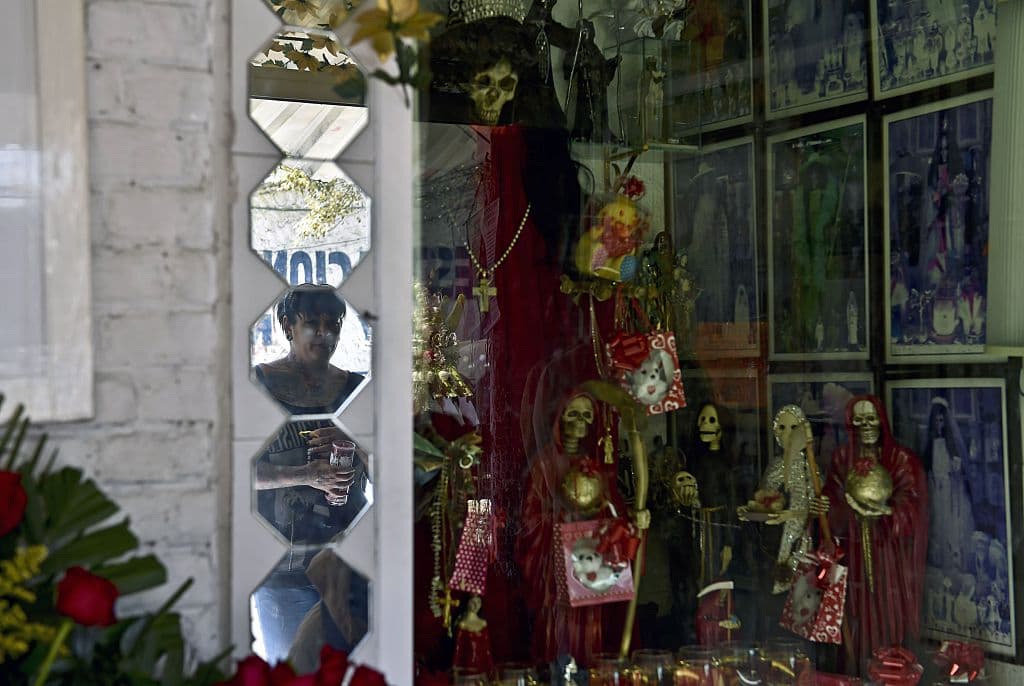 Pero cabe recalcar esta nula relación entre la Santa Muerte y la Iglesia Católica, quien se opone completamente a ella. Hay discursos en Iglesias y varios sitios en internet que condenan la veneración a esta figura, considerándola un "terrible pecado" y que "
<b><a href="http://es.catholic.net/op/articulos/1219/el-culto-a-la-santa-muerte.html">quienes siguen este culto, están lejos de Dios</a></b>" y no son auténticos cristianos.