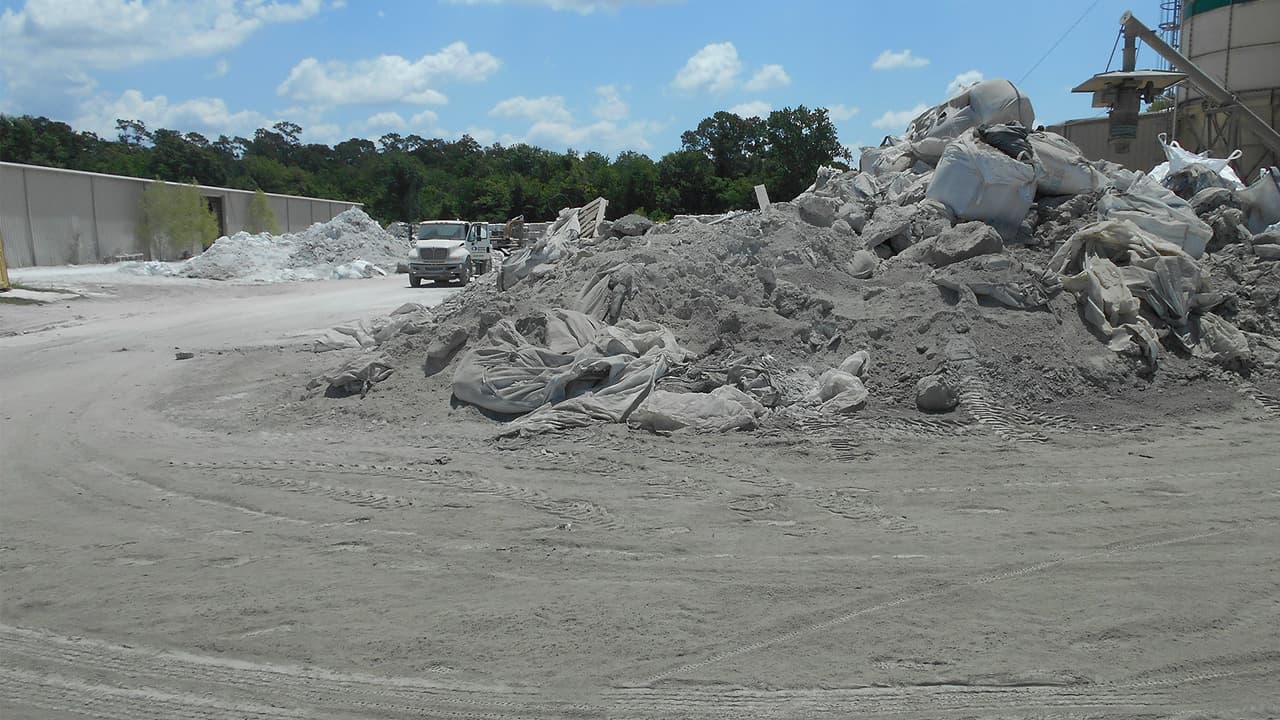 Fiscalía demanda a una planta de cemento por arrojar desechos a los desagües en Houston