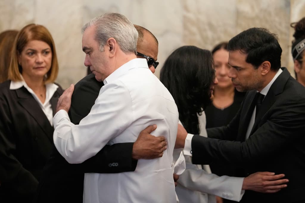 El Teatro Nacional, mismo recinto donde Pérez había recibido un reconocimiento durante los premios Soberano apenas un mes antes, resultó insuficiente para albergar a todos los asistentes.